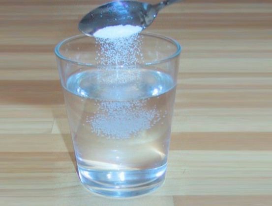 Dùng nước muối ấm để chữa đau dạ dày
