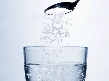 Nước muối ấm giúp làm giảm cơn đau dạ dày nhanh chóng