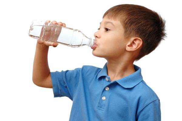 uống nhiều nước- giải pháp chữa trị cho bé 4 tuổi bị đau dạ dày