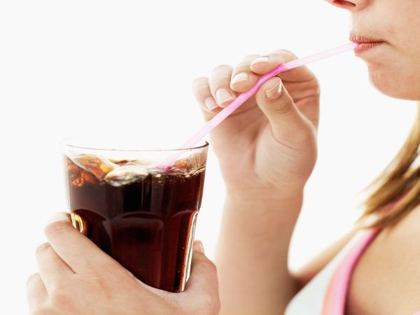 bà bầu bị sôi bụng do uống nước ngọt có ga