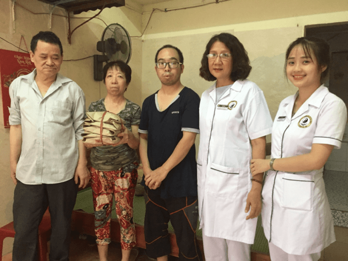 Thạc sĩ, bác sĩ Nguyễn Thị Tuyết Lan đến tận nhà thăm hỏi, động viên, khám bệnh và tặng thuốc miễn phí gia đình cựu binh từng tham gia chiến trường Quảng Bình, Quảng Trị. Thạc sĩ, bác sĩ Nguyễn Thị Tuyết Lan đến tận nhà thăm hỏi, động viên, khám bệnh và tặng thuốc miễn phí gia đình cựu binh từng tham gia chiến trường Quảng Bình, Quảng Trị.